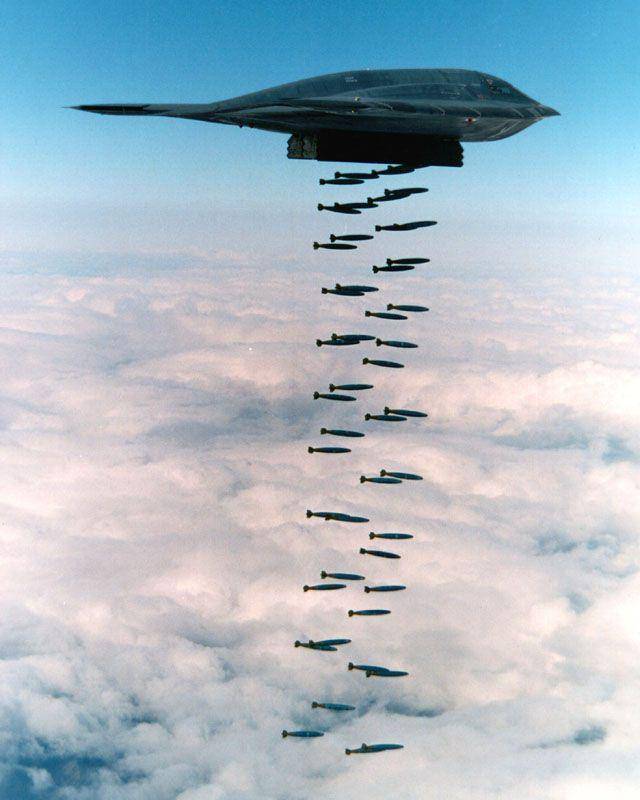 potret B-2 Spirit sedang menjatuhkan bom Mk.82 dalam sebuah latihan (commons.wikimedia.org/USAF)