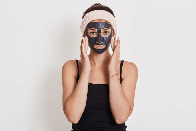 ilustrasi wanita menggunakan masker wajah
