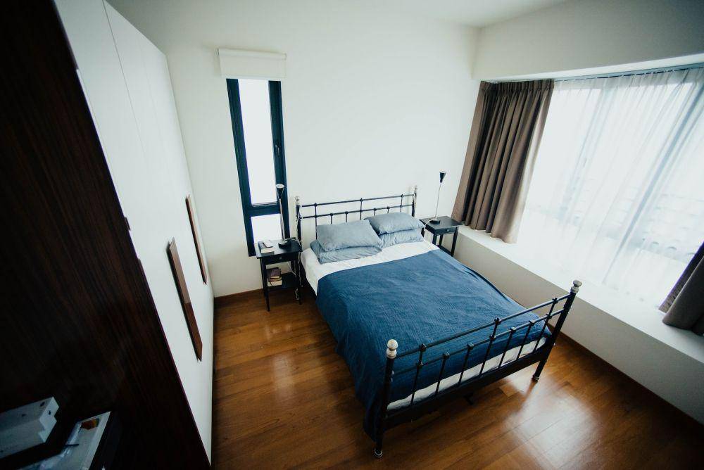 Ilustrasi kamar tidur warna putih dengan dipadukan tempat tidur klasik (Unsplash/CHUTTERSNAP)