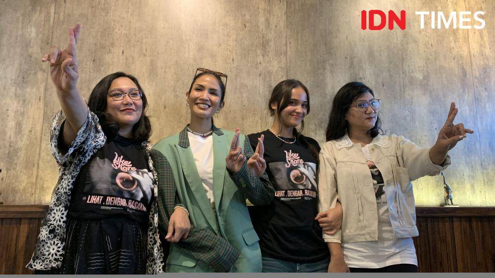 Para pemain, sutradara dan produser film Like & Share di acara press screening Surabaya. (IDN Times/Indra Zakaria)
