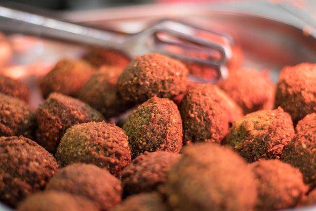 ilustrasi menggoreng gemblong gula merah (pixabay.com/avi_acl)