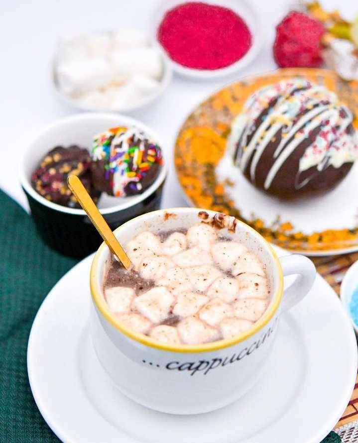 hot chocolate bombs (instagram.com/meenaghorii)
