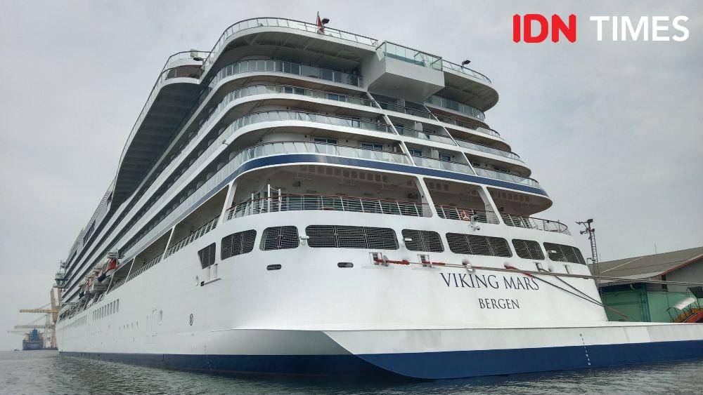 Kapal MV Viking Mars berlabuh dengan membawa ratusan wisatawan mancanegara. (IDN Times/Fariz Fardianto)