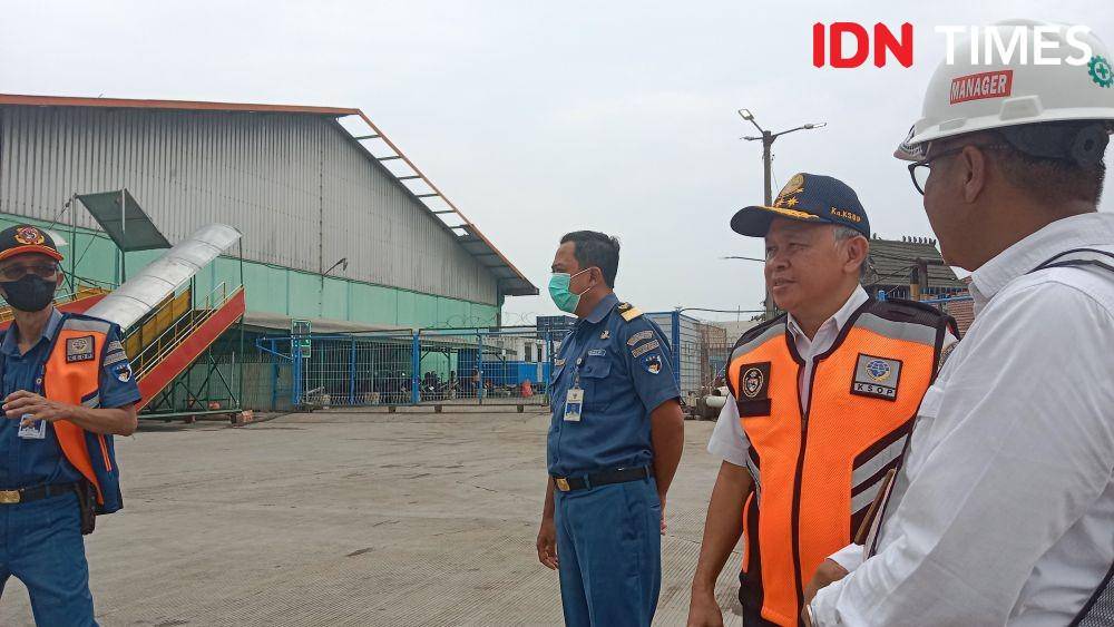 Kepala KSOP Semarang Capt Wiku dan jajaran Pelindo memantau langsung kedatangan kapal MV Viking Mars berbendera Norwegia. (IDN Times/Fariz Fardianto)