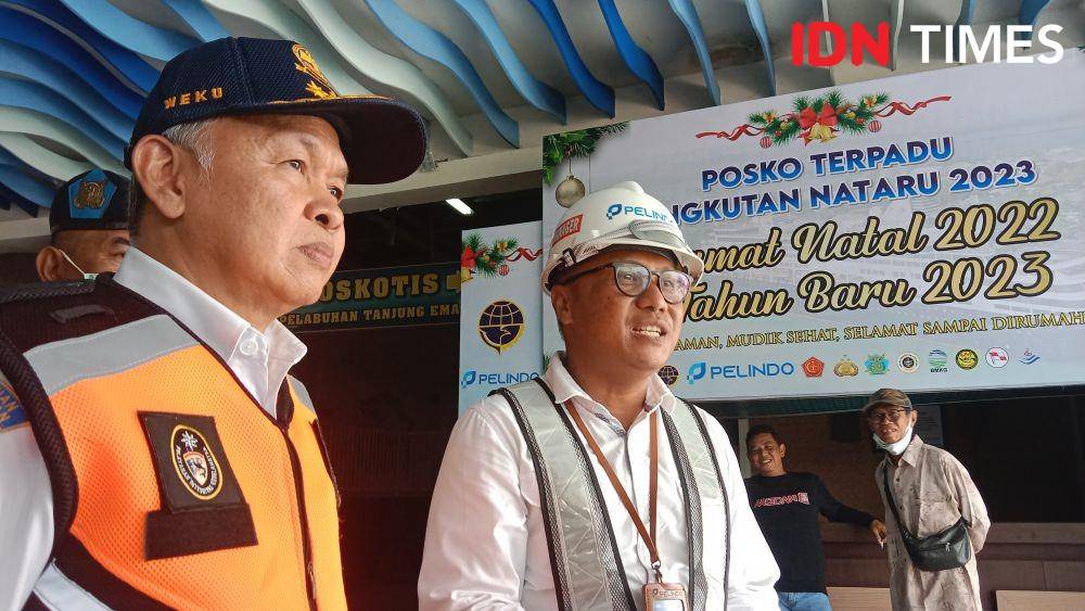 Kepala KSOP Semarang Capt Wiku Frederik Karuntu bersama Manajer Terminal Penumpang Tanjung Emas Joko Sasmito saat mengecek kesiapan fasilitas menjelang libur Natal dan pergantian tahun baru. (IDN Times/Fariz Fardianto)