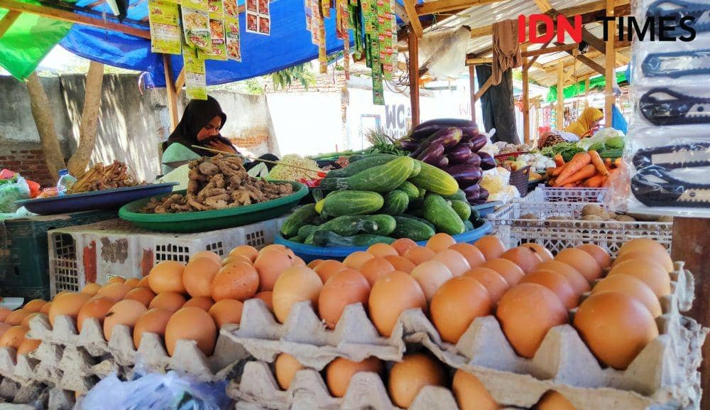 Foto pedagang saat menjajakan dagangannya di Pasar Paruga Kota Bima, (IDN Times/Juliadin)