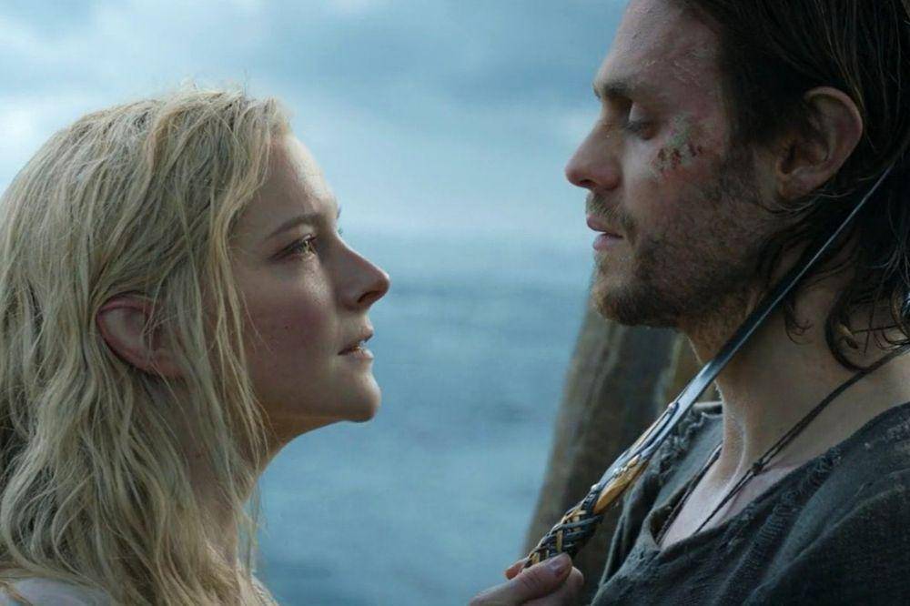 Morfydd Clark dan Charlie Vickers dalam serial The Lord of the Rings: The Rings of Power (dok. Amazon Studios/The Lord of the Rings: The Rings of Power)