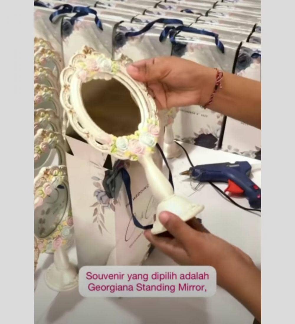 Pernak-pernik pernikahan Chelsea (instagram.com/anaria_souvenir)