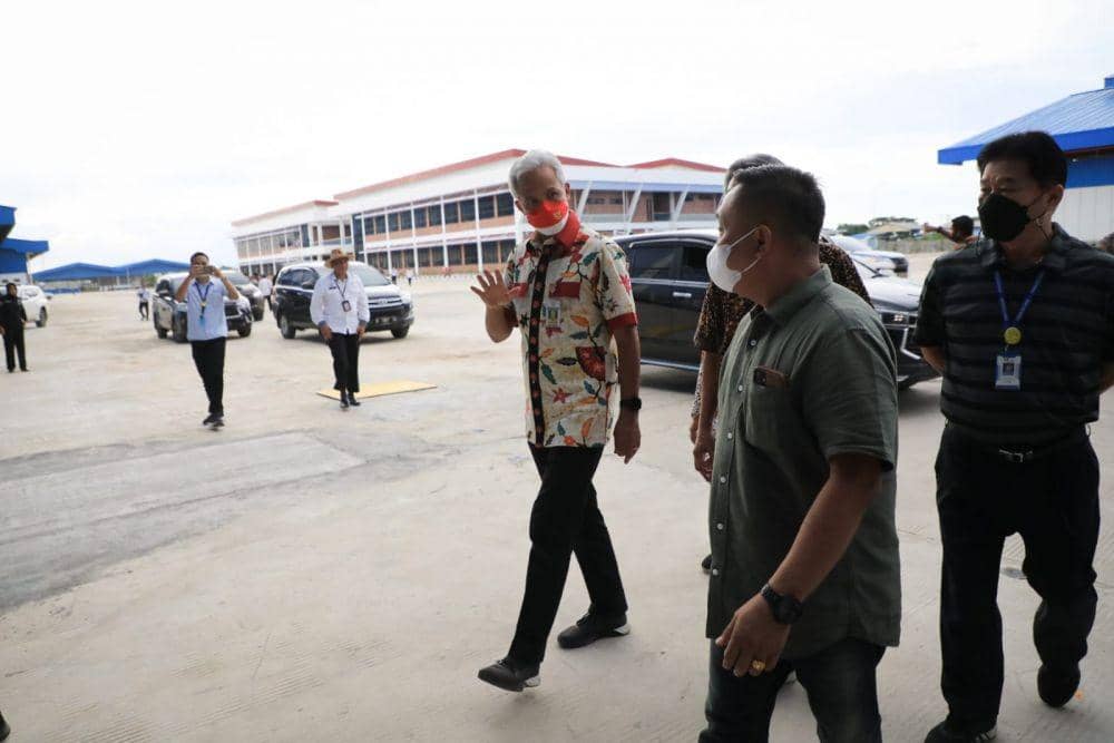Ganjar Pranowo saat meninjau pabrik PT HWI di Kabupaten Pati. (IDN Times/Dok Humas Pemprov Jateng)