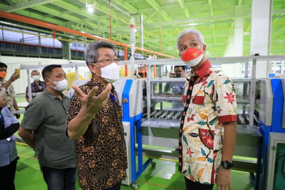 GM Pabrik PT HWI Pati Sugito berbicara dengan Gubernur Jateng Ganjar Pranowo. (IDN Times/Dok Humas Pemprov Jateng)