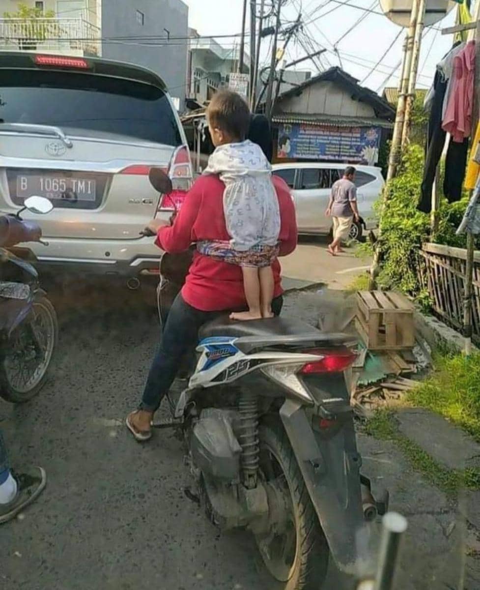 emak-emak paling ubsurd (instagram.com/humorsantuy)
