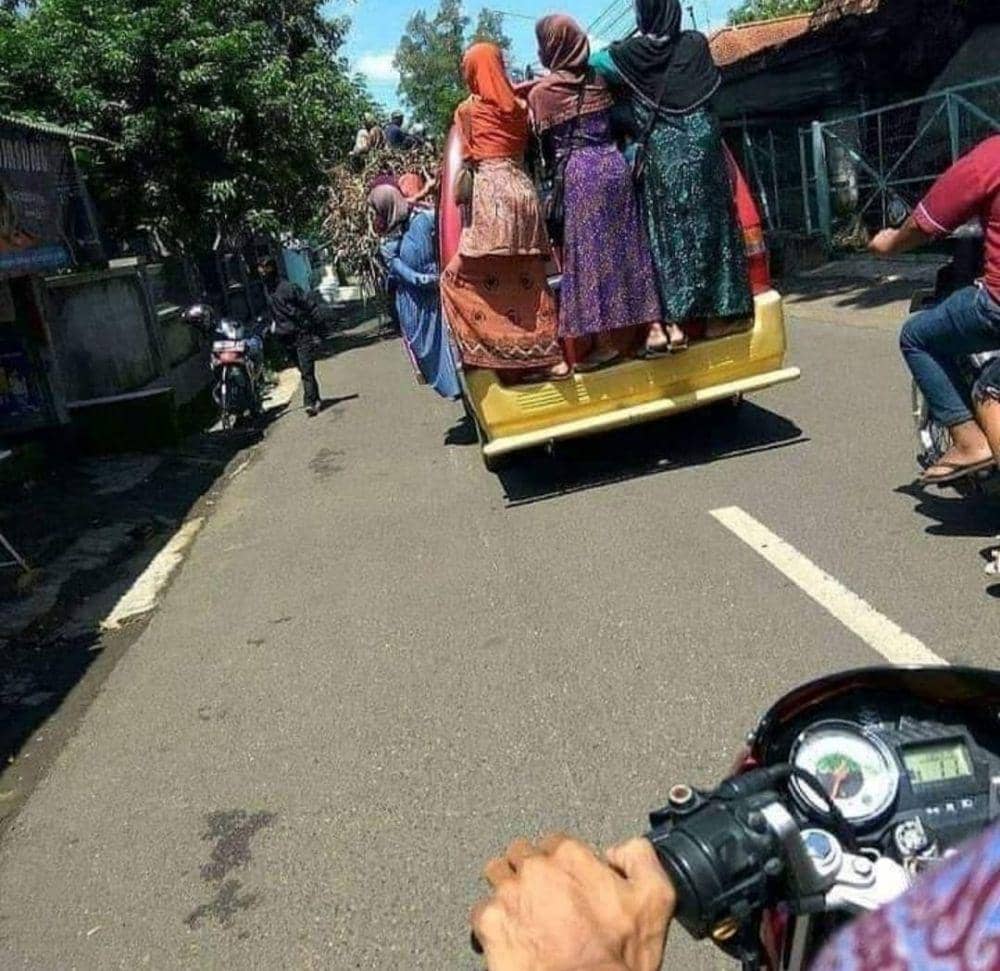 emak-emak paling ubsurd (instagram.com/humorsantuy)