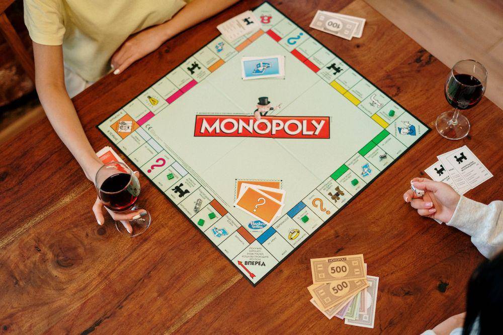ilustrasi permainan monopoli (pexels.com/cottonbro studio)