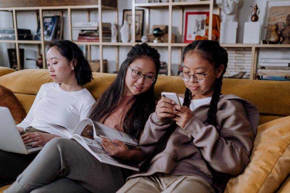 Ilustrasi orang yang main handphone (pexels.com/cottonbro studio)