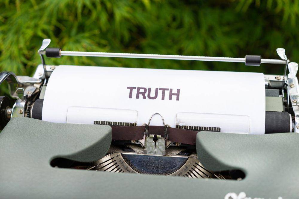 ilustrasi menulis truth (pexels.com/Markus Winkler)