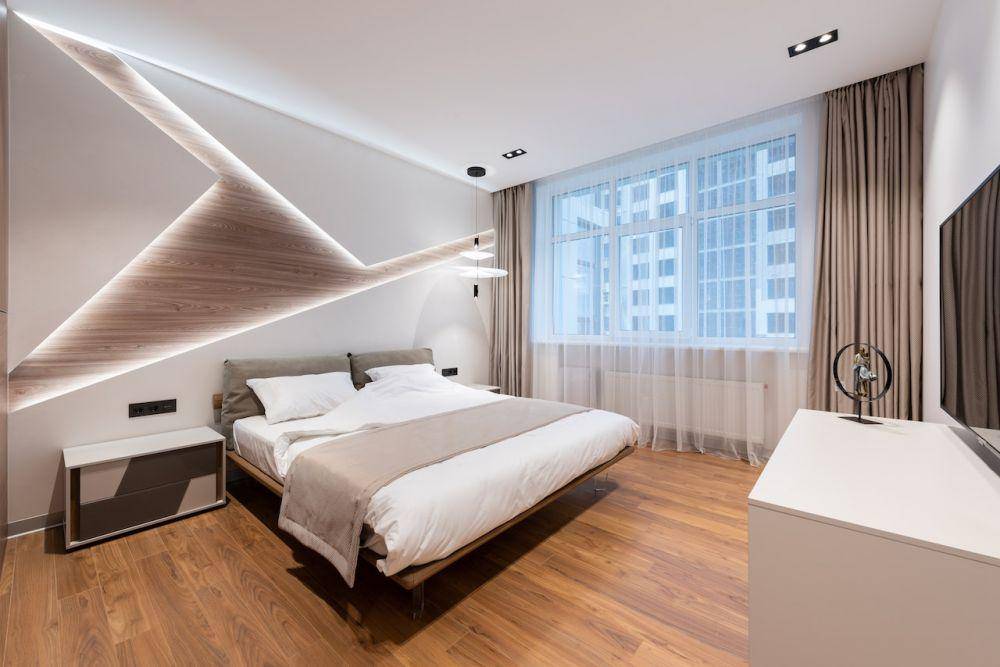 Ilustrasi kamar tidur berdinding putih dengan dekorasi LED dan kayu estetik (Pexels/Max Vakhtbovych)