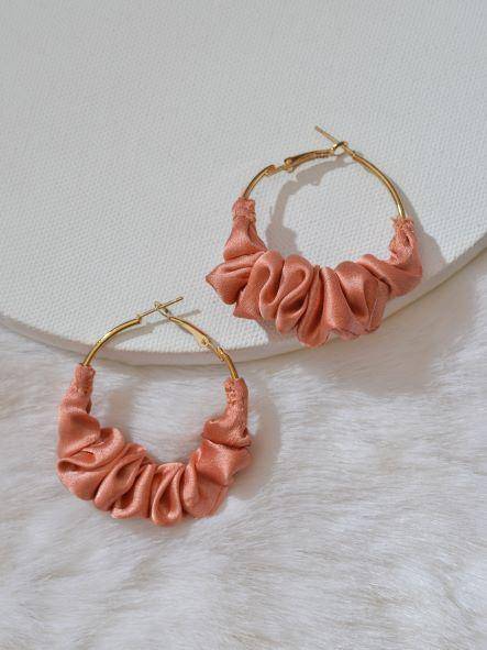 ilustrasi anting hoop (pexels.com/superlens photography)