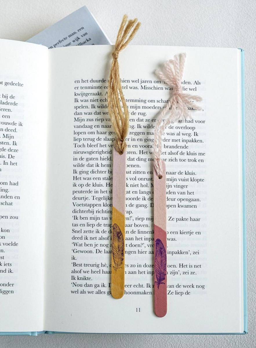 Pembatas buku dari stik es krim (funkyjunkinteriors.net)