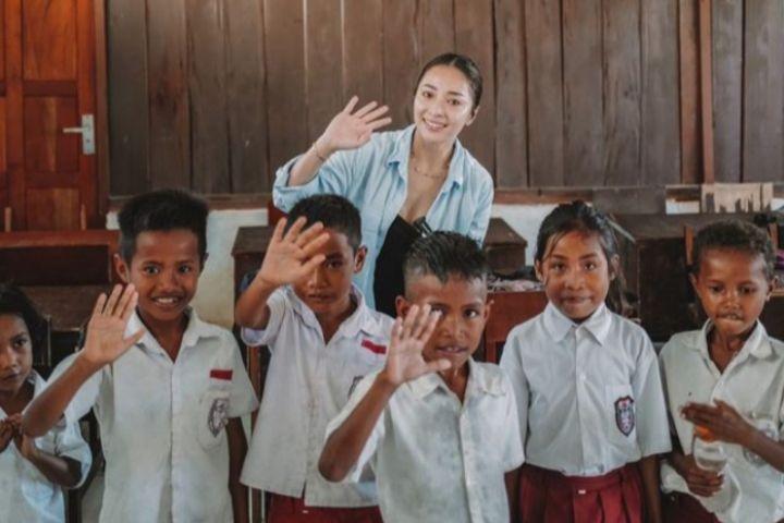 10 Potret Nikita Willy Berkunjung ke SD di NTT, Ajak Siswa Makan Siang