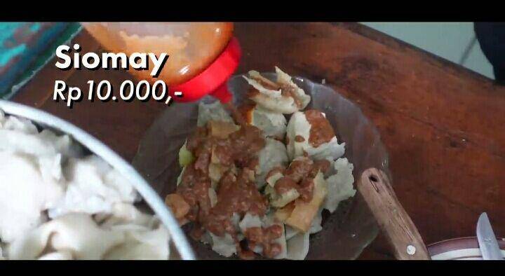 Jerome Polin jajan makanan kantin SMA Negeri. (youtube.com/Nihongo Mantappu)
