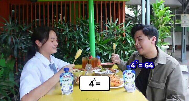 Jerome Polin jajan makanan kantin SMA Negeri. (youtube.com/Nihongo Mantappu)