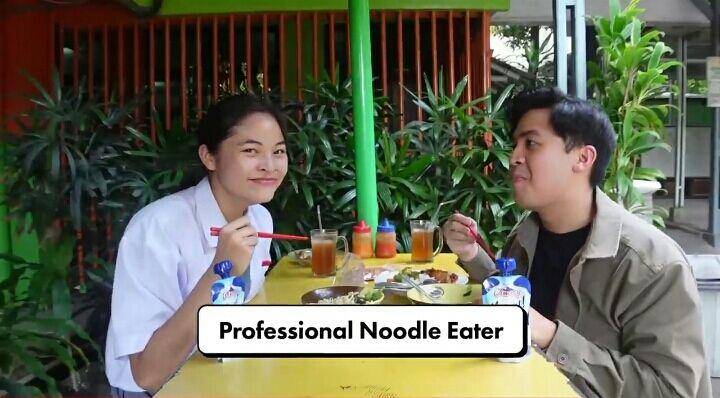 Jerome Polin jajan makanan kantin SMA Negeri. (youtube.com/Nihongo Mantappu)