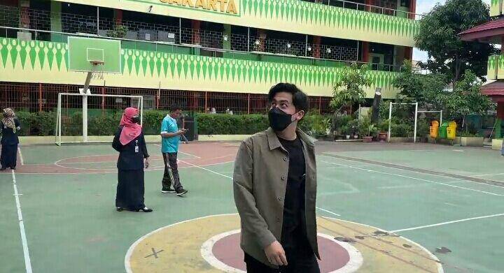 Jerome Polin jajan makanan kantin SMA Negeri. (youtube.com/Nihongo Mantappu)