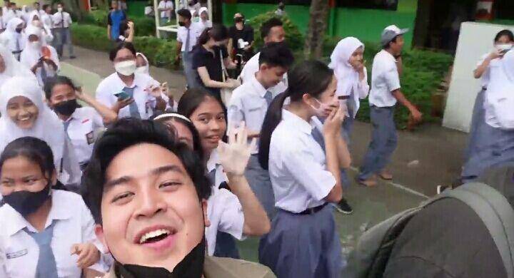 Jerome Polin jajan makanan kantin SMA Negeri. (youtube.com/Nihongo Mantappu)