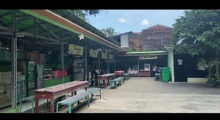 Jerome Polin jajan makanan kantin SMA Negeri. (youtube.com/Nihongo Mantappu)