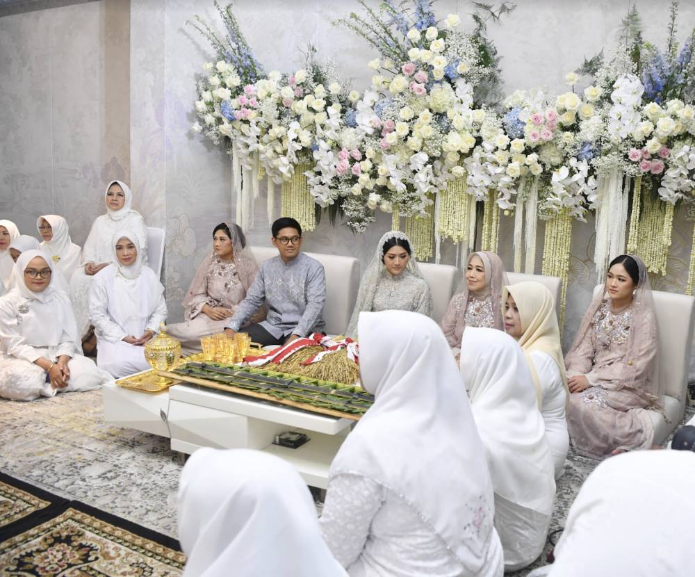 potret kakak dan adik Erina Gudono di pengajian (Dok. Tim Media Pernikahan Kaesang-Erina/Rusman)