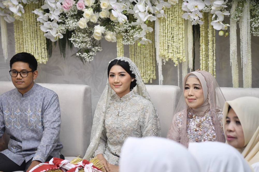 potret kakak dan adik Erina Gudono di pengajian (Dok. Tim Media Pernikahan Kaesang-Erina/Rusman)