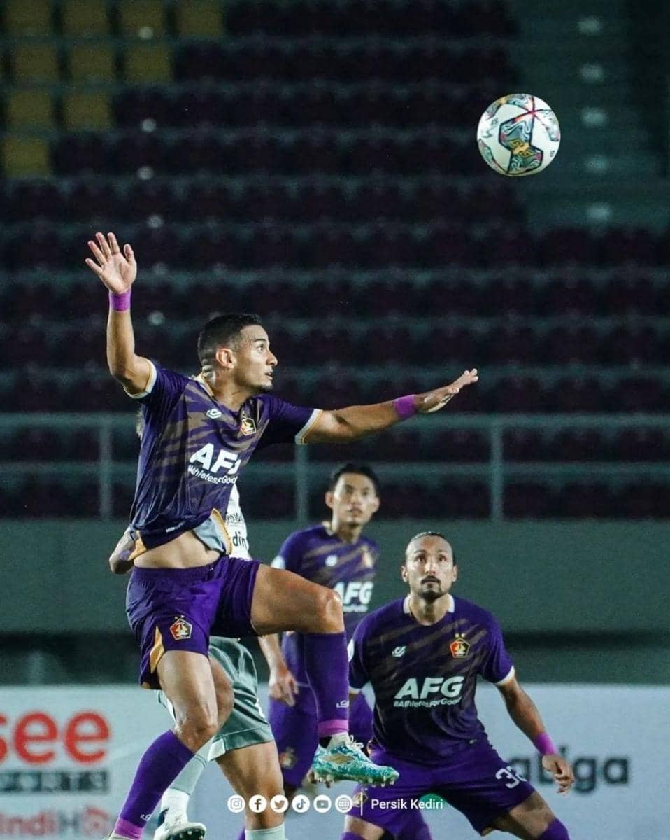 Pemain Persik Kediri saat melawan Persib Bandung. Instagram.com/ @persikfcofficial
