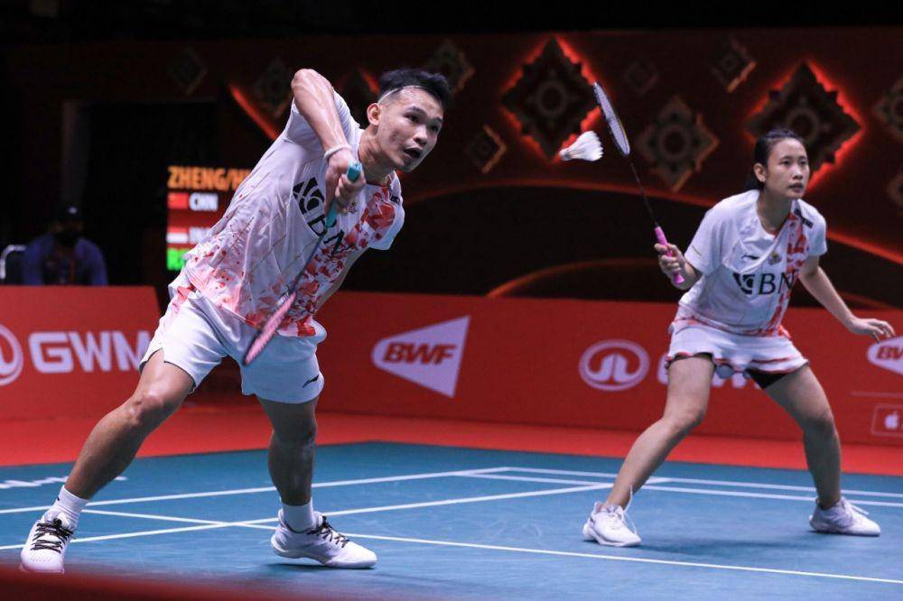 Rinov Rivaldy/Pitha Haningtyas Mentari di pertandingan kedua babak penyisihan grup A ganda campuran dalam ajang BWF World Tour Finals 2022 (dok. PP PBSI)