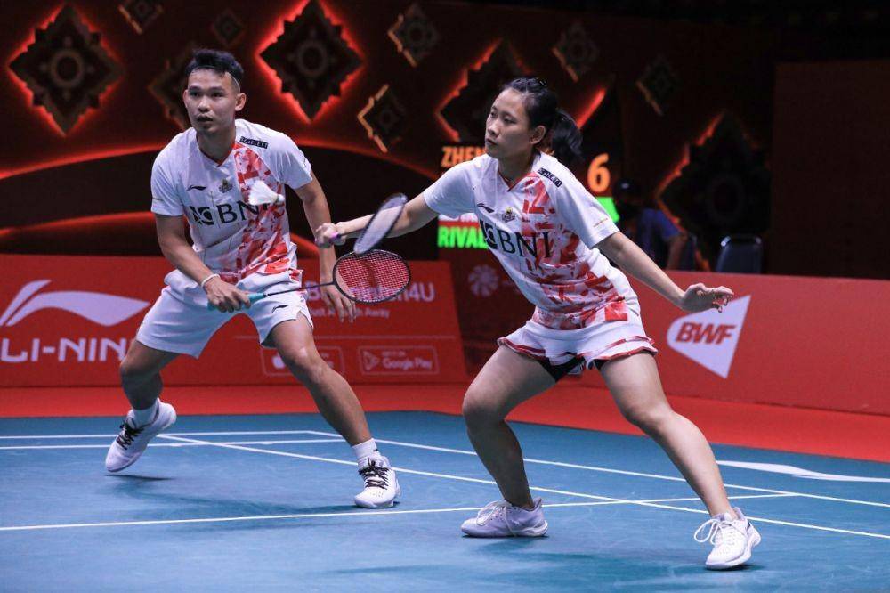 Rinov Rivaldy/Pitha Haningtyas Mentari di pertandingan kedua babak penyisihan grup A ganda campuran dalam ajang BWF World Tour Finals 2022 (dok. PP PBSI)