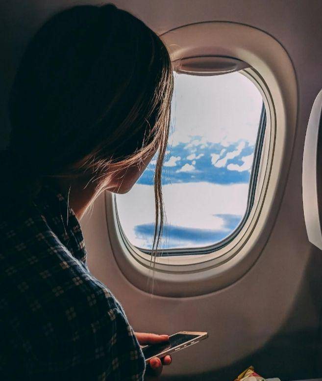 ilustrasi duduk di sebelah jendela (pexels.com/Jason Toevs)