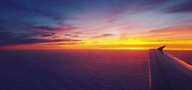 ilustrasi sunrise di atas pesawat (pexels.com/Christine Renard)