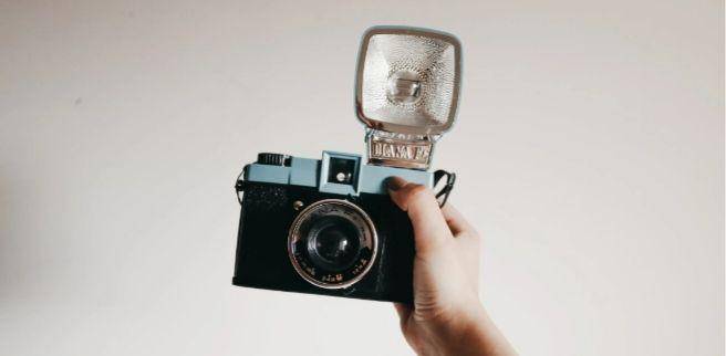 ilustrasi mematikan fitur flash (pexels.com/Ana M.)