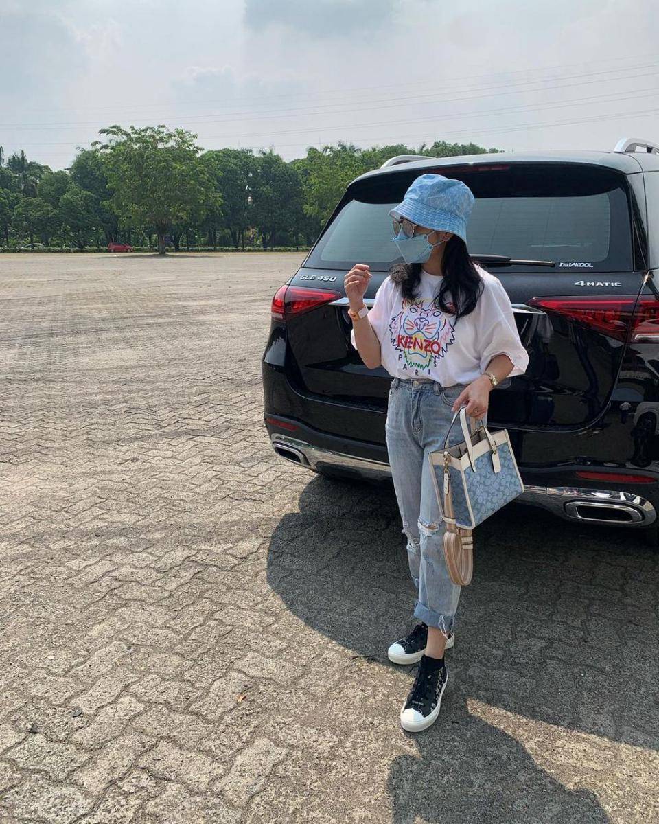 mix and match ripped jeans ala Prilly Latuconsina (instagram.com/prillylatuconsina96)