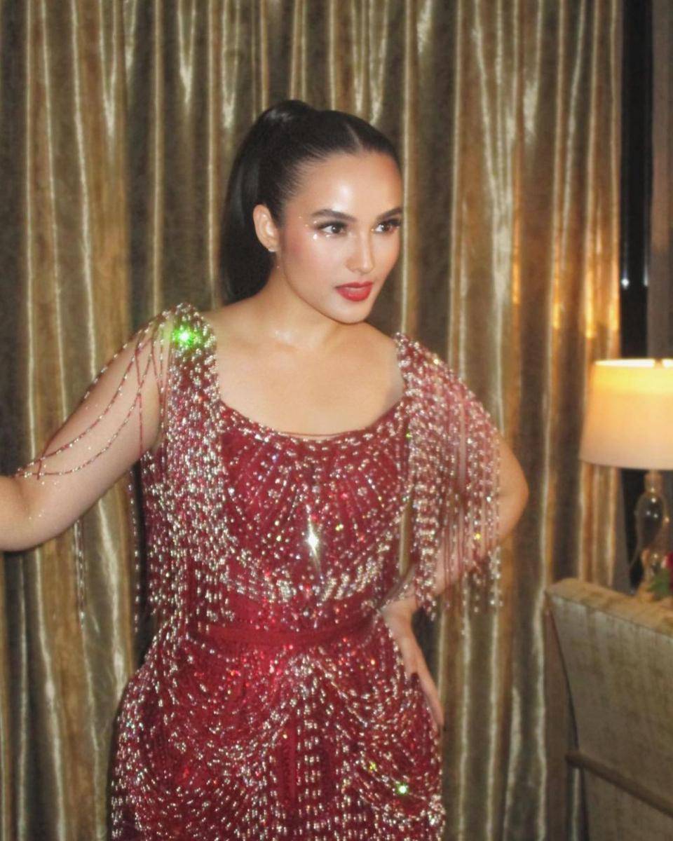 Busana dan makeup resepsi Chelsea Islan (instagram.com/archangelachelsea)