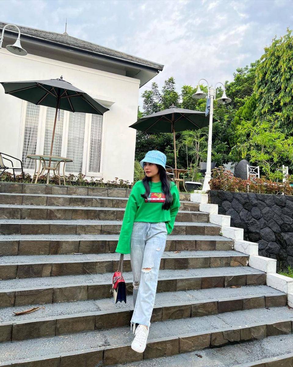 mix and match ripped jeans ala Prilly Latuconsina (instagram.com/prillylatuconsina96)