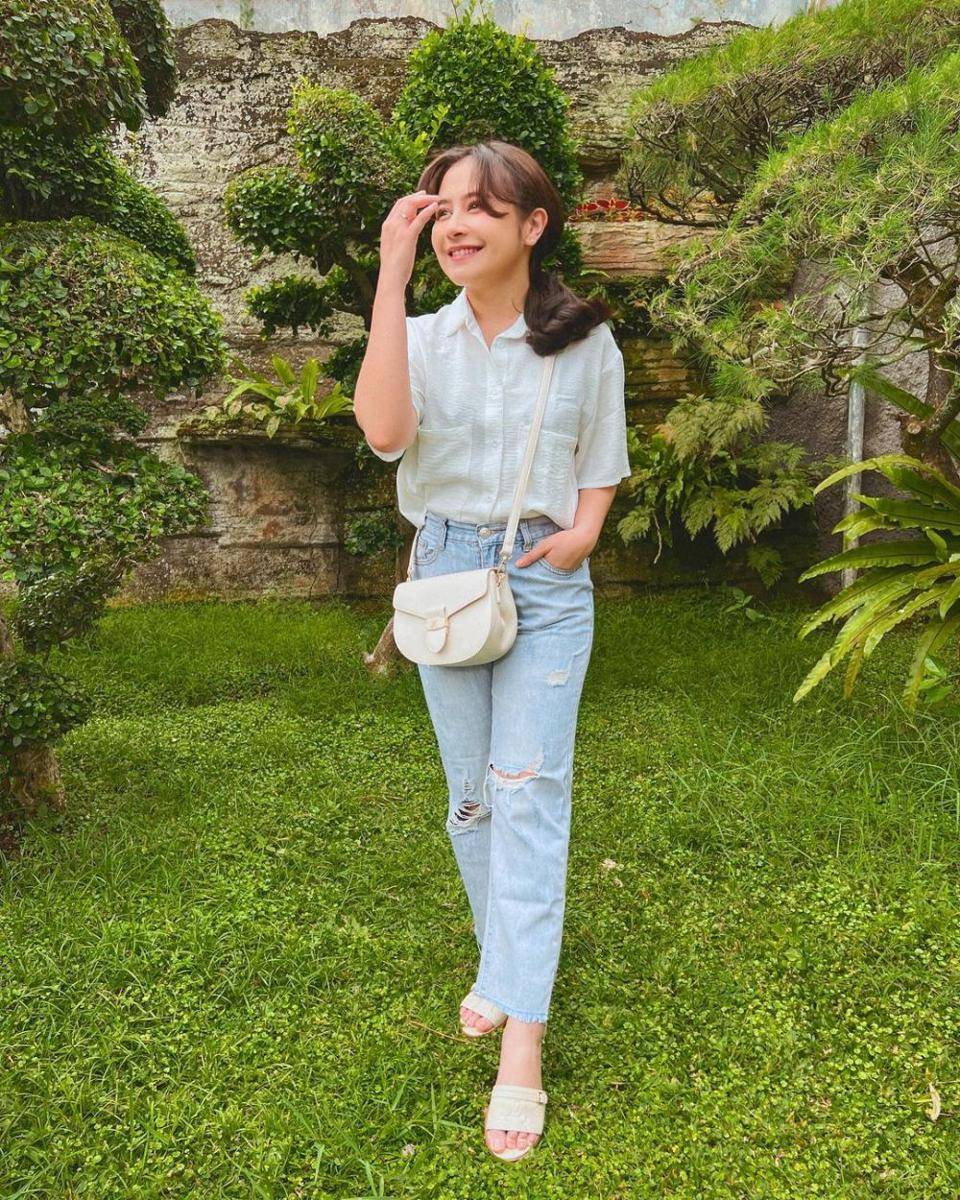mix and match ripped jeans ala Prilly Latuconsina (instagram.com/prillylatuconsina96)