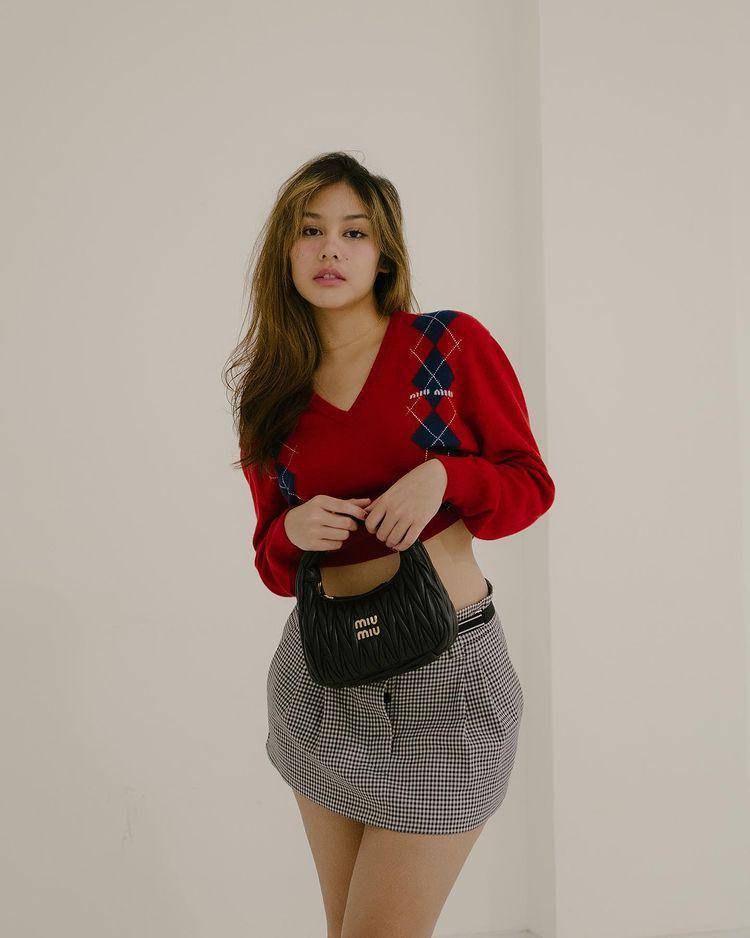 inspirasi outfit dengan knitwear (instagram.com/vaneshaass)