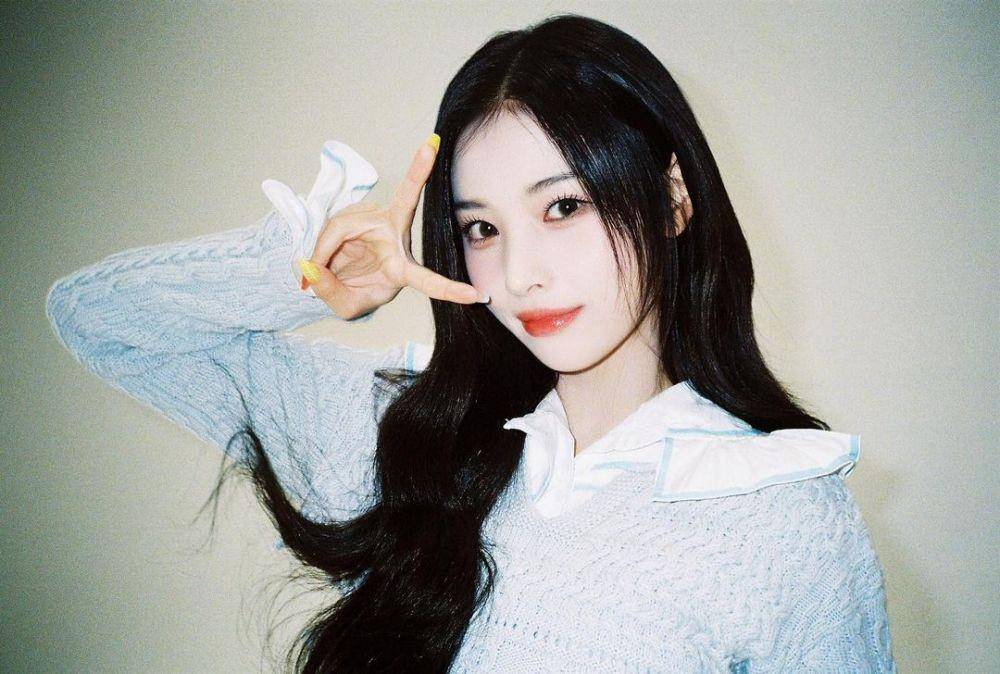 Jinni NMIXX dalam pemotretan Funky Glitter Christmas (instagram.com/nmixx_official)