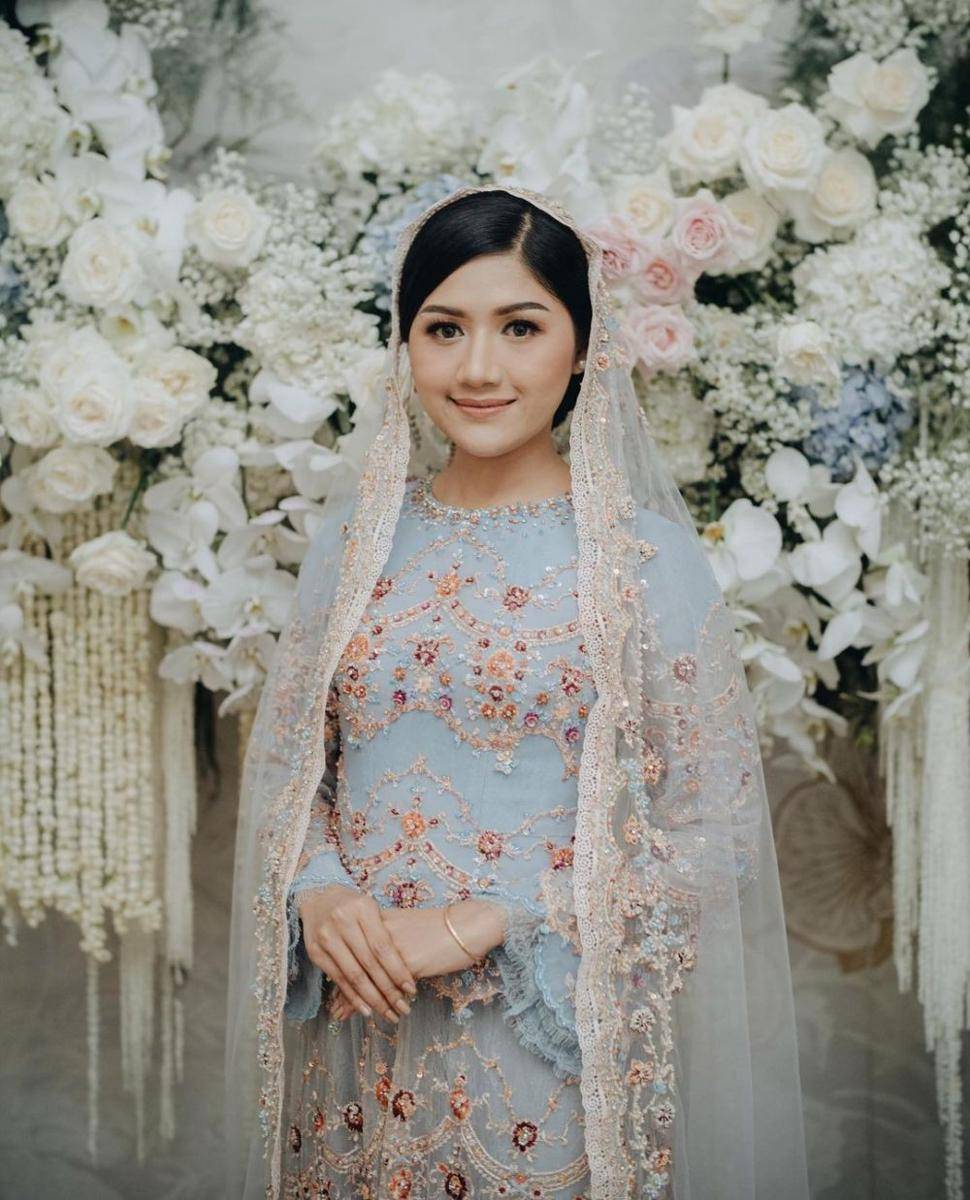Busana dan makeup Erina Gudono. (instagram.com/thebridestory)