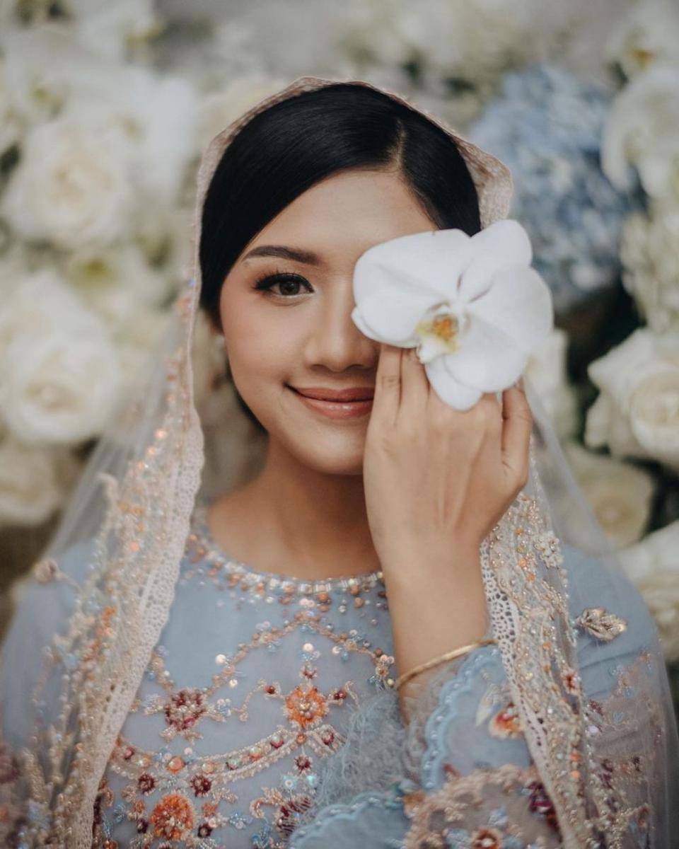 Busana dan makeup Erina Gudono. (instagram.com/thebridestory)