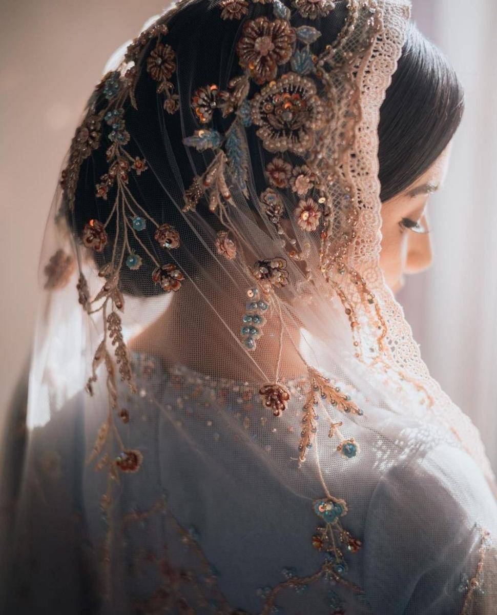Busana dan makeup Erina Gudono. (instagram.com/morden.co)