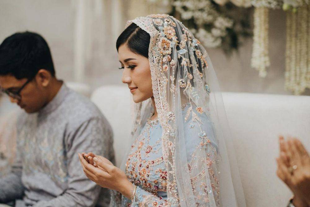 Busana dan makeup Erina Gudono. (instagram.com/thebridestory)