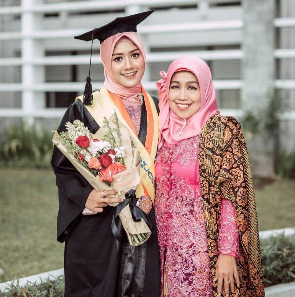 potret kebersamaan Erina Gudono dan ibunda Sofiatun Gudono saat wisuda Erina (instagram.com/erinagudono)