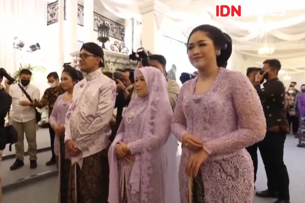 potret kakak dan adik Erina Gudono di acara midodareni (dok. IDN Times)