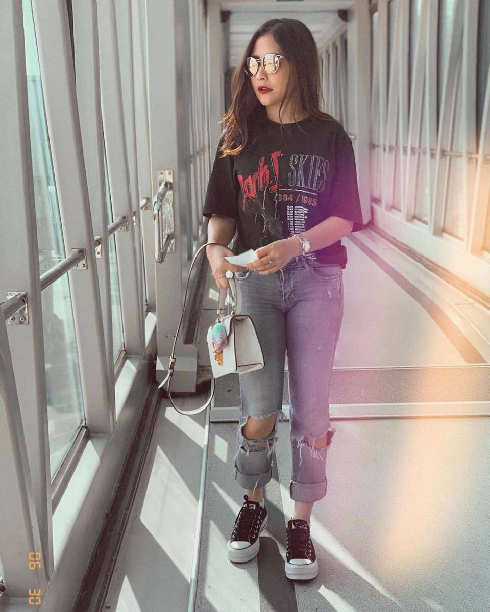 mix and match ripped jeans ala Prilly Latuconsina (instagram.com/prillylatuconsina96)